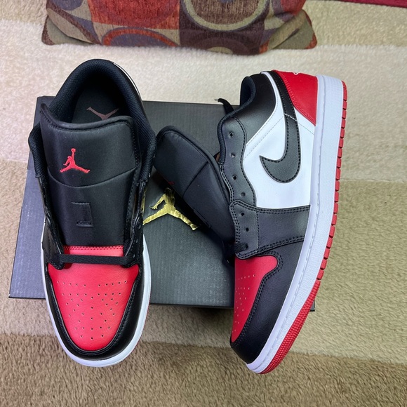 Air Jordan 1 Low Bred Toe Black/Red/White size 10 all 3 400 scarf windbreaker - Picture 7 of 12